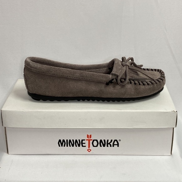 Minnetonka Kilty Suede Moccasin Grey Size 6 New in Box - Picture 4 of 5